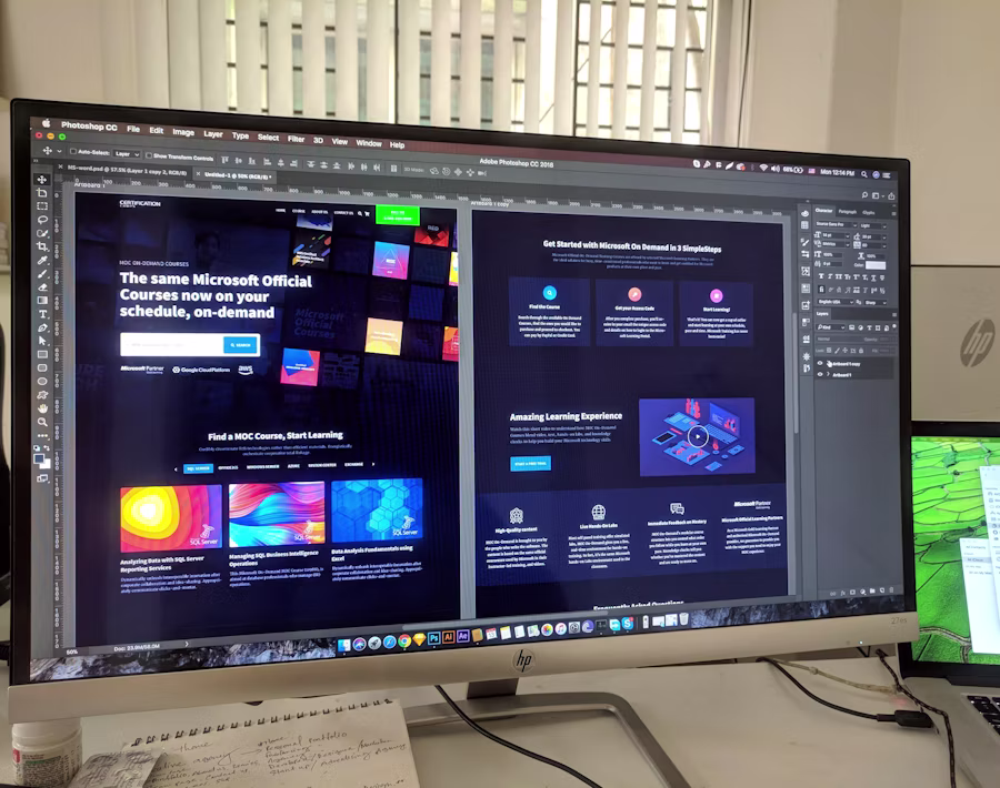 Webdesign-Prozess bei DigitalGrowth Designer der Webdesign Agentur skizziert das Layout einer neuen Website am Bildschirm