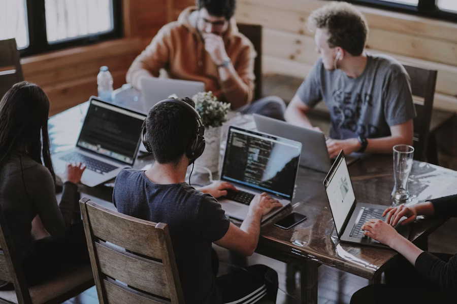 Das Team der Webdesign Agentur im hellen Berliner Studio bei einer Projektbesprechung