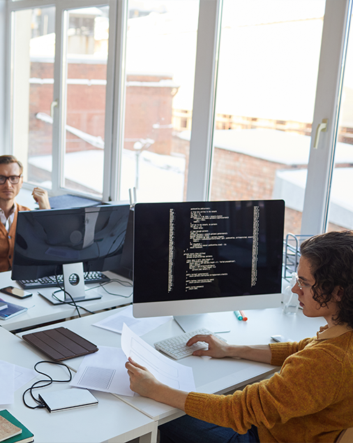 Kreativteam der Webdesign Agentur arbeitet gemeinsam am Design einer neuen Website